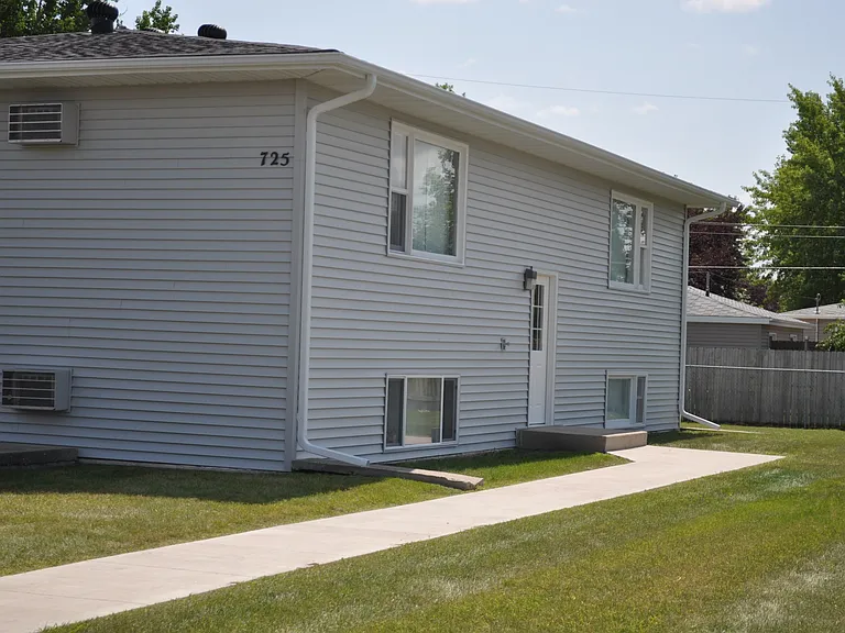 725 2nd Ave. W. West Fargo