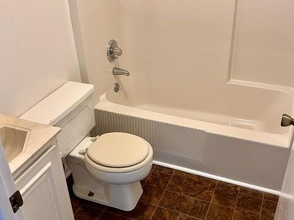 5th image of 801 E Main St APT 10