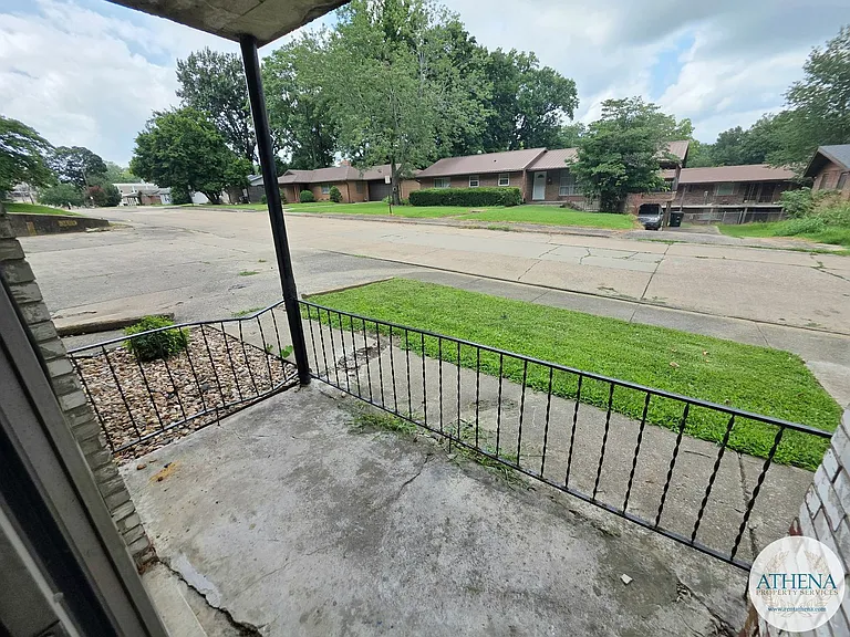 701 Watkins Dr — Photo 10