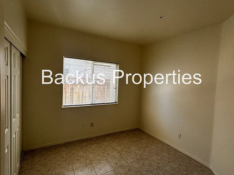 1065 Kensington Way — Photo 10