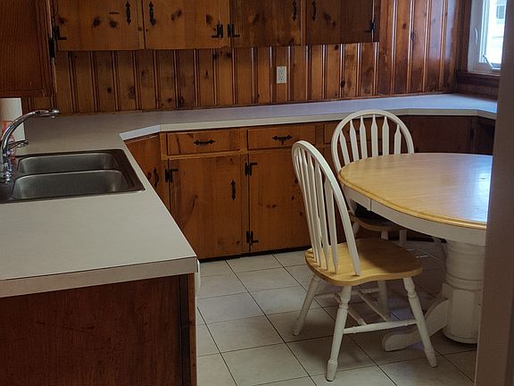 5th image of 125 Rollstone Ave