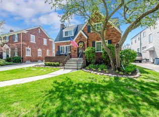 947 Lincoln Rd, Grosse Pointe, MI 48230