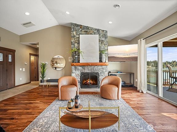 4th image of 3231 Deer Island Drive E