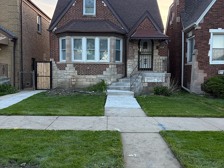 7616 S Winchester Ave — Photo 1