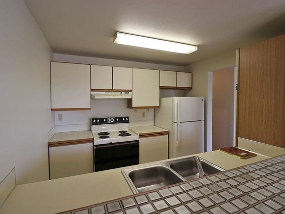 5th image of 645 W Nickerson St #102