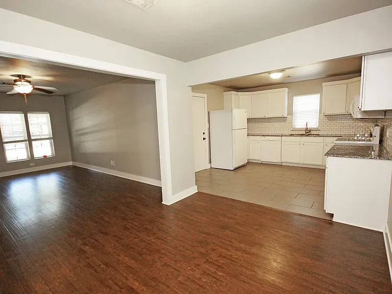 1205 W Brooks St — Photo 4