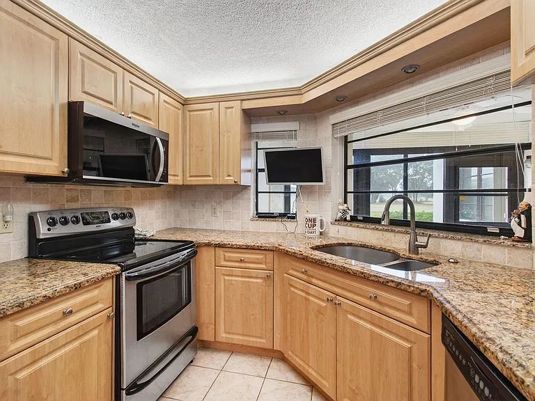 5851 Parkwalk Dr — Photo 37