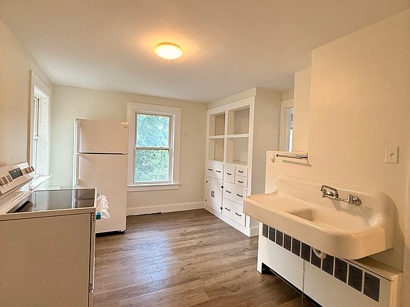 5th image of 121 Railroad St #B