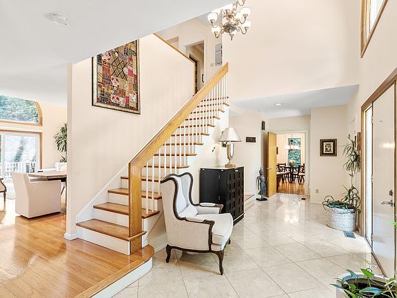 4th image of 377 Atherton St