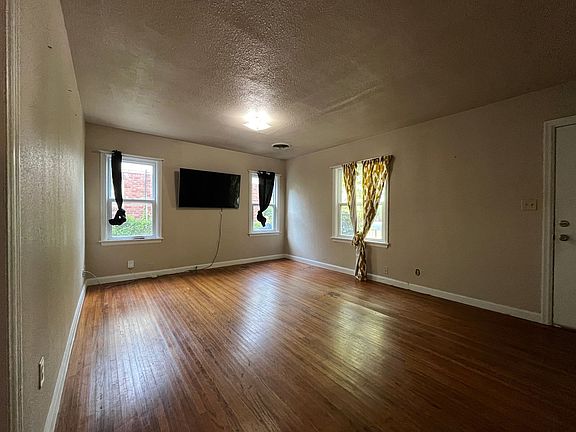 3rd image of 728 N Marion Ave