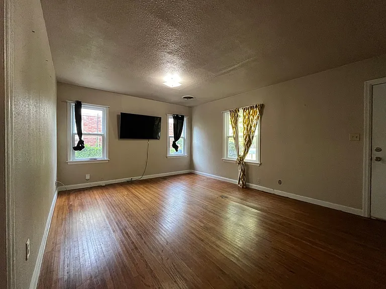 728 N Marion Ave — Photo 3