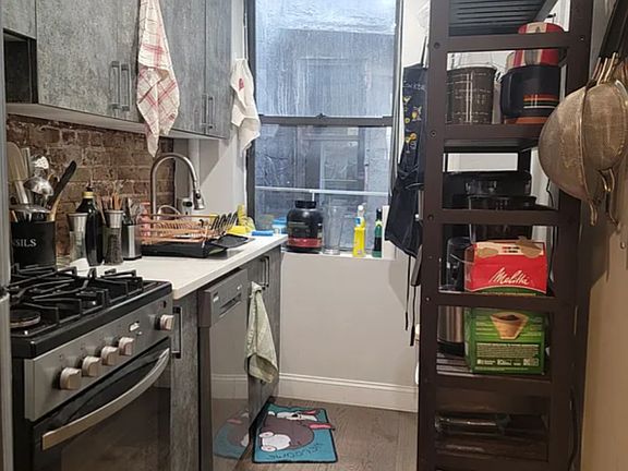 3rd image of 310 E 89th St APT 10