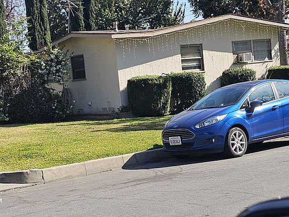 5th image of 639 W Lemon Ave