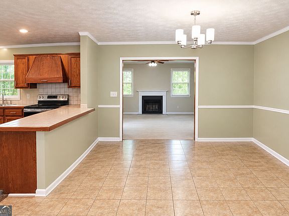 3rd image of 613 Sheppard Rd