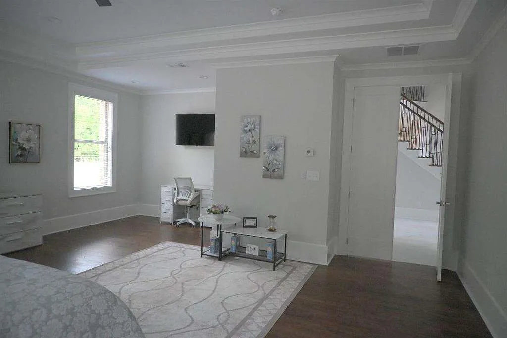 6 bed, 4.5 bath, 5562 sqft, $8,500 — Photo 2