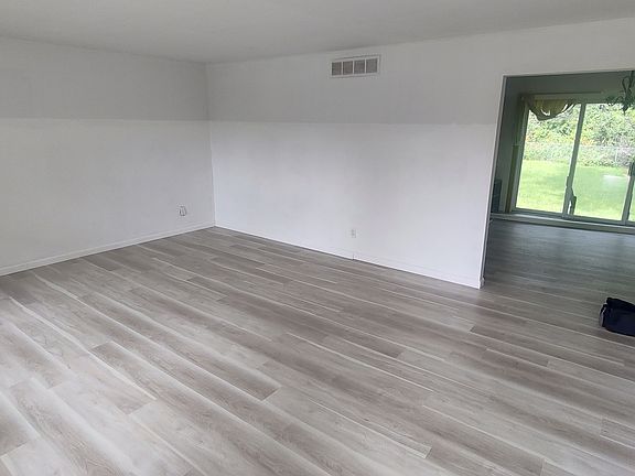 Entrance/Living Room - Pic2