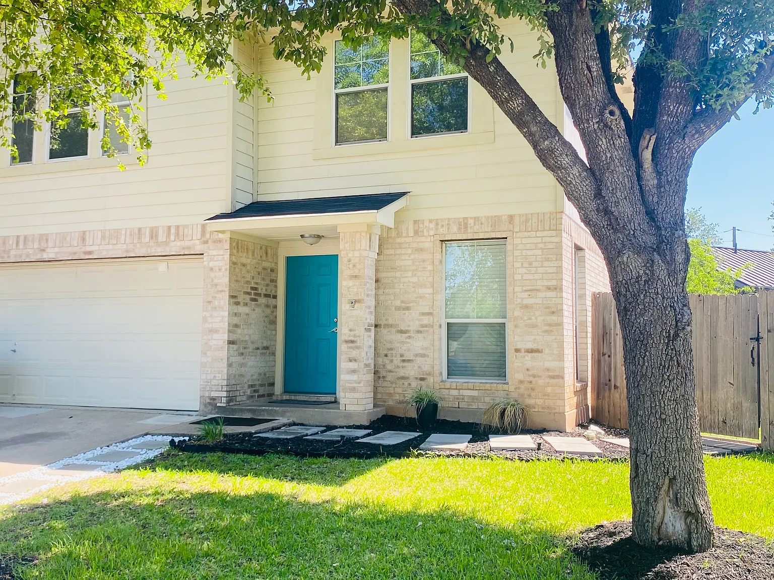 4 bed, 1989 sqft, $2,300 — Photo 2