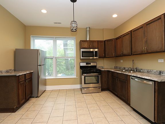 4th image of 934 N Lamon Ave Unit 2