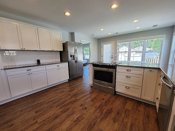2nd image of 50 W Elmwood Ave