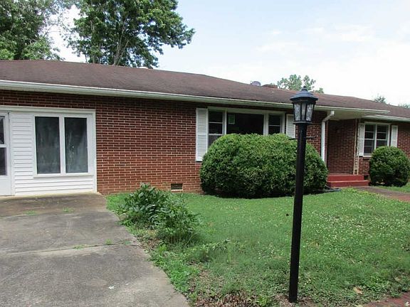 3rd image of 1101 Lakeview Dr