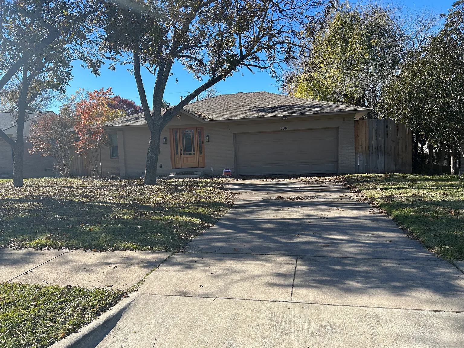 506 Hyde Park Dr — Photo 2