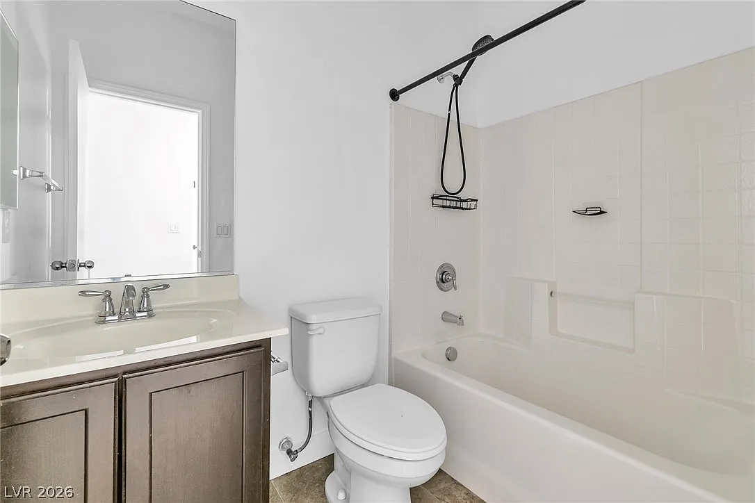 3 bed, 3.0 bath, 1881 sqft, $2,395 — Photo 2