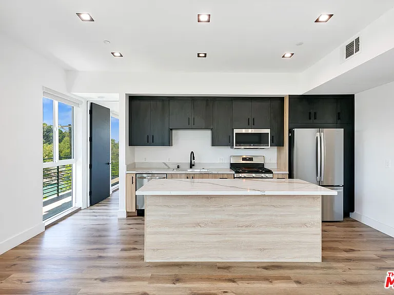 10842 Victory Blvd #201 — Photo 7