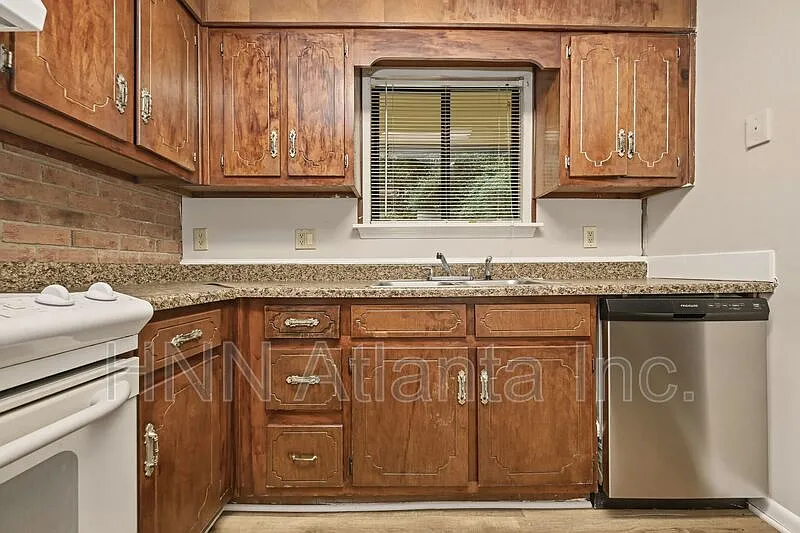2 bed, 1.5 bath, 1352 sqft, $1,395 — Photo 4