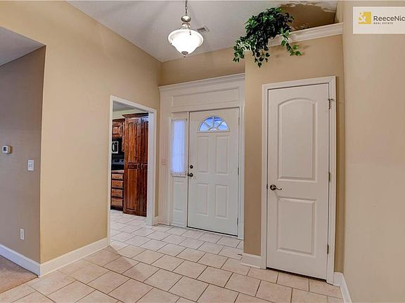 Welcoming entryway as you enter this spacious unit!