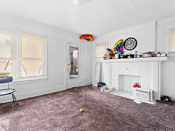 2nd image of 2984 Leslie St
