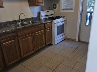 914 Edwards St APT 1E, Waukegan, IL 60085