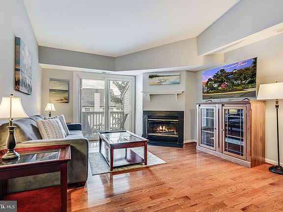 5th image of 6903 Victoria Dr Unit J