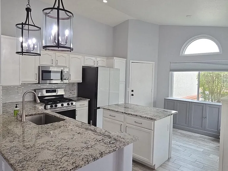 151 W Sagebrush St — Photo 3