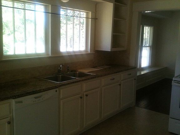 3rd image of 530 E Worth St
