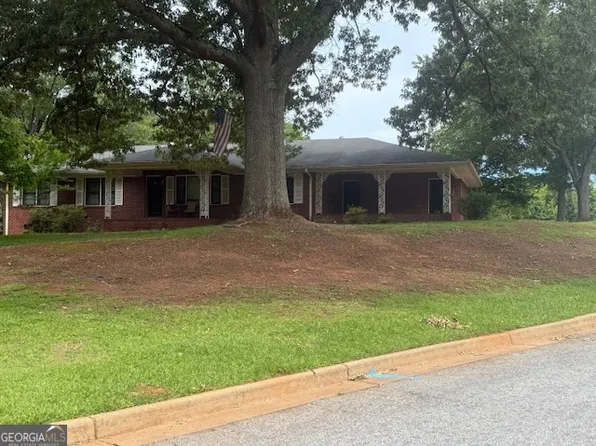 523 Parkdale Dr, Hartwell, GA 30643