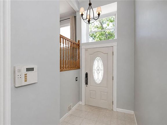 3rd image of 333 Hampton Grn
