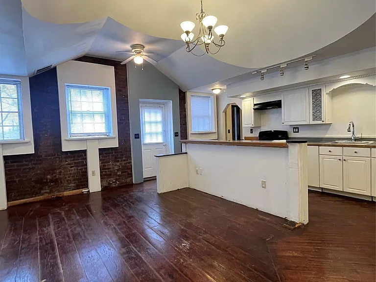 22 E Main St — Photo 5