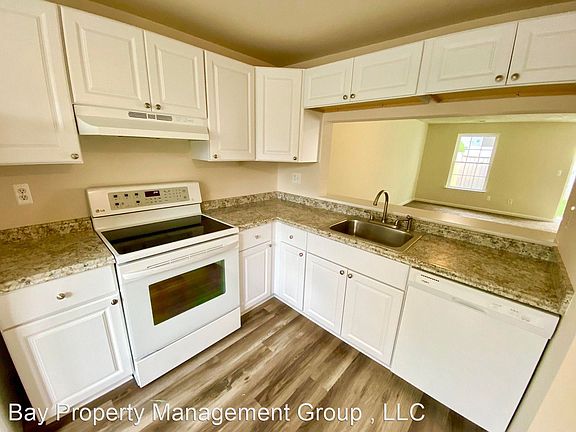 3rd image of 1303 Stockett Sq