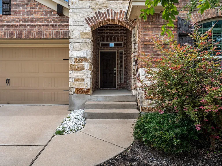 1104 Chad Dr — Photo 3