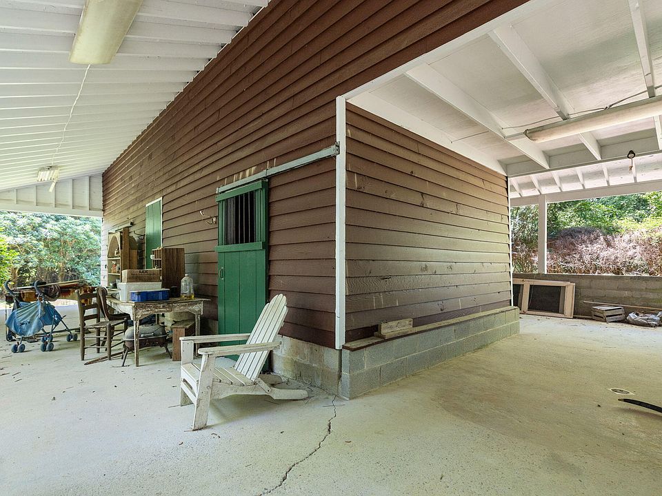 17th image of 418 Fairview St