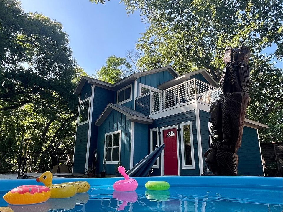balcony with courtyard view