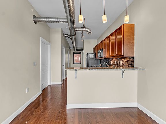 5th image of 916 Main St APT 318