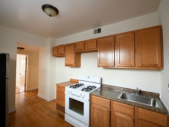 3rd image of 2740 W Granville Ave #2