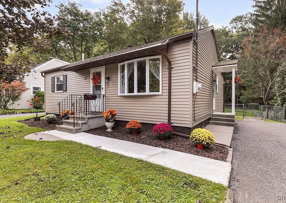 1st image of 39 Brooks Pl