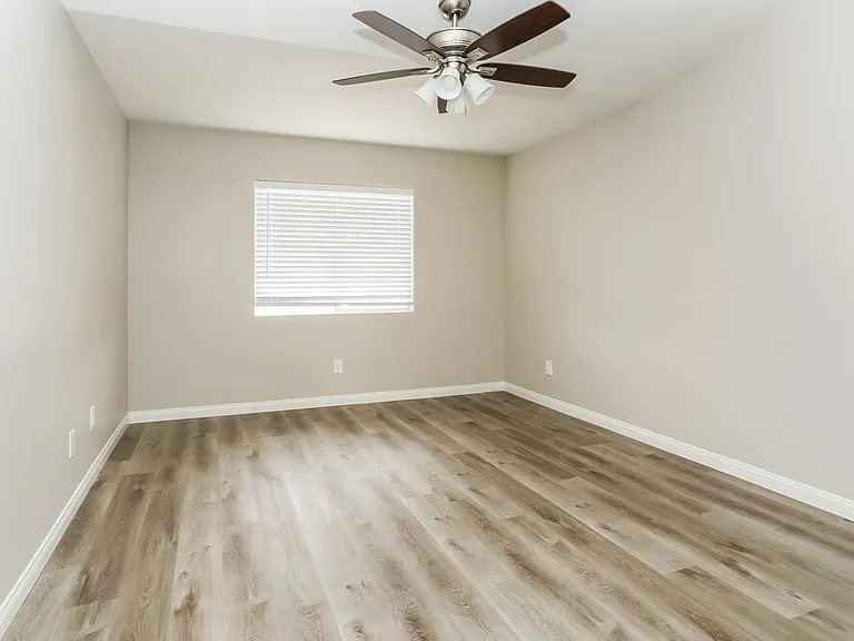 504 Stonehurst Dr — Photo 7