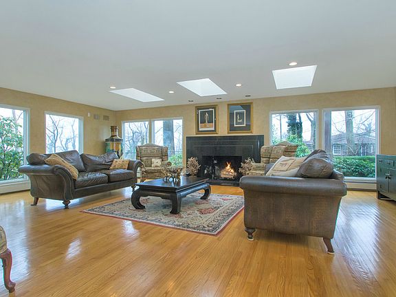 3rd image of 155 Redwood Dr