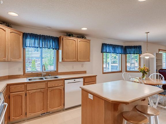 5th image of 16302 NE 34th St