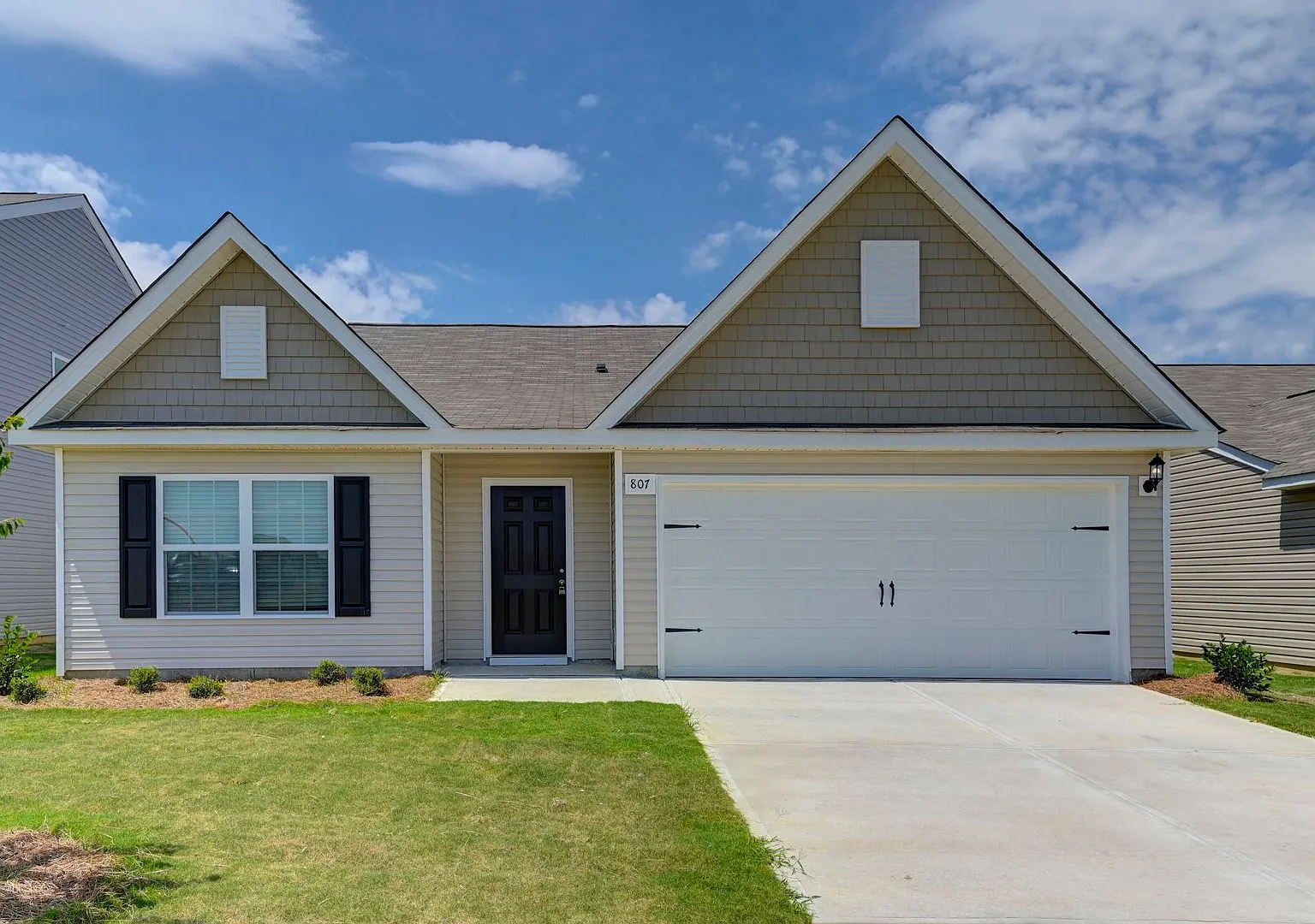 Welcome to 807 Red Berry Lane, a charming and modern rental home that combines luxury and comfort... — Photo 1
