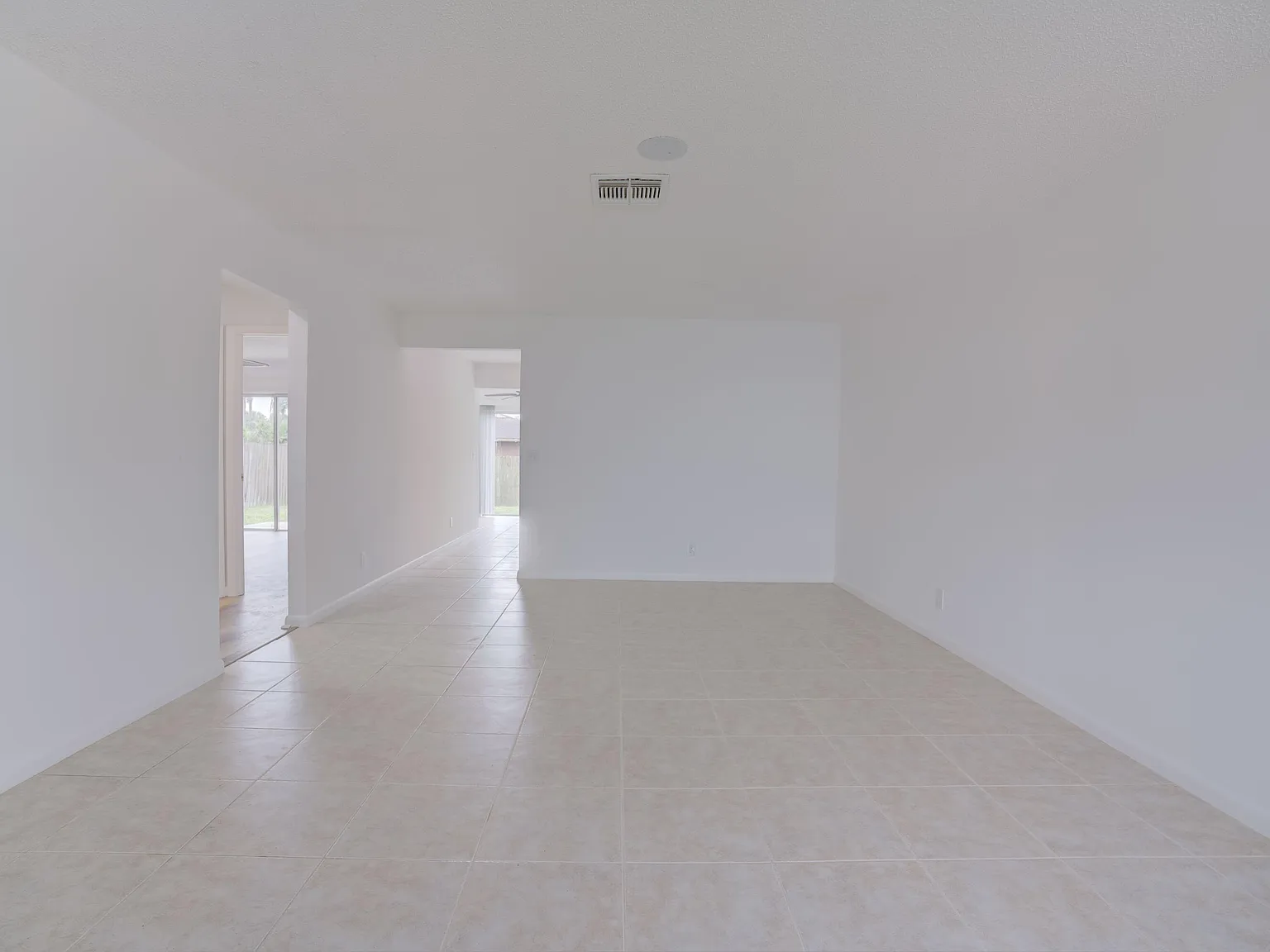 3 bed, 2.0 bath, 1336 sqft, $2,600 — Photo 4