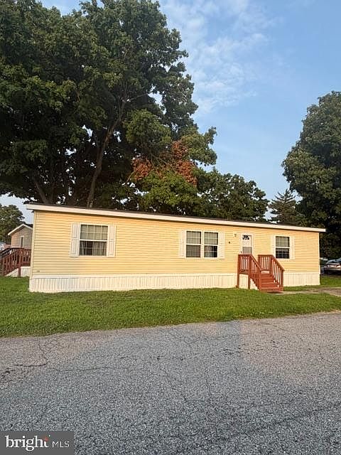 1st image of 160 Maple Dr #160